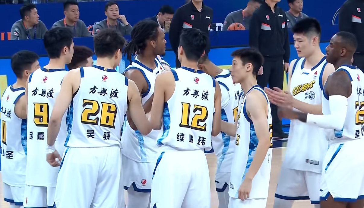 海星体育官网-CBA疯狂一夜：上海18连胜，广东+北京造惨案，广厦逆转，排名如下